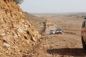 محافظ حضرموت يتفقد أضرار السيول ويوجه بسرعة استكمال طريق عمد - الضليعة الحيوي