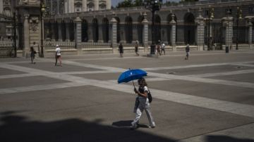 موجة الحر تدفع فرنسا لرفع حالة التأهب إلى الإنذار الأحمر