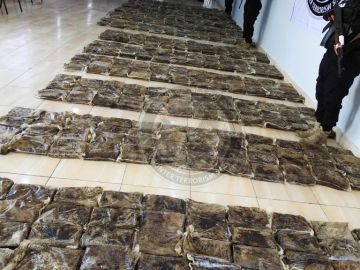 ”عملية استخباراتية نادرة تُفشل أكبر صفقة مخدرات للحوثيين في تاريخ اليمن… والنتيجة صادمة!” ”عملية استخباراتية نادرة تُفشل أكبر صفقة مخدرات للحوثيين في تاريخ اليمن… والنتيجة صادمة!”