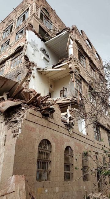 انهيار منزلين في صنعاء القديمة نتيجة الأمطار انهيار منزلين في صنعاء القديمة نتيجة الأمطار