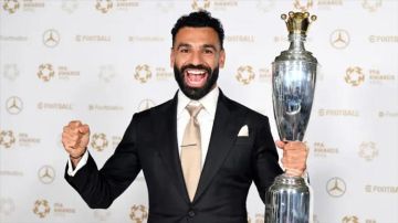 محمد صلاح يتوج بجائزة أفضل لاعب بالدوري الإنجليزي لعام 2025