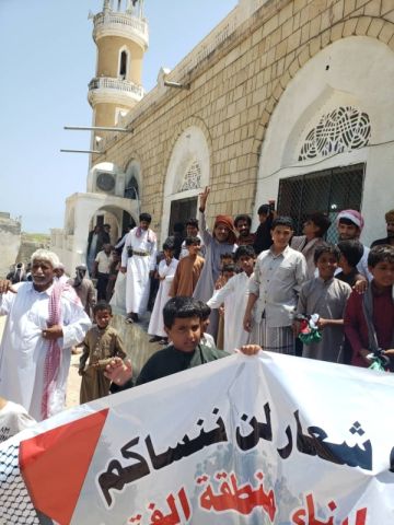 أبناء الفتك بحوف المهرة ينظمون وقفة تضامنية مع غزة تحت شعار لن ننساكم