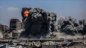 طيران العدو الإسرائيلي يدمر برج مكة السكني في مدينة غزة طيران العدو الإسرائيلي يدمر برج مكة السكني في مدينة غزة