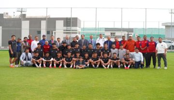 وزير الشباب والرياضة يرفع معنويات الاحمر الشاب قبل مواجهة السعودية في نهائي كأس الخليج