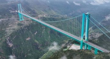 الصين تدشن أعلى جسر معلق في العالم بارتفاع 625 مترا الصين تدشن أعلى جسر معلق في العالم بارتفاع 625 مترا