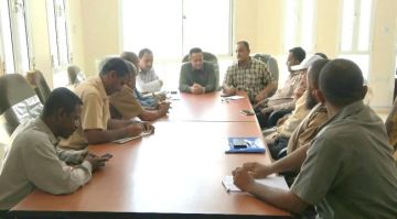 فريق التوجيه والرقابة الرئاسي يلتقي مدير عام مؤسسة المياه والصرف الصحي في لحج