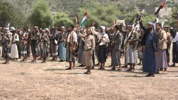 عرض لخريجي دورات طوفان الأقصى في مديرية ماوية بتعز