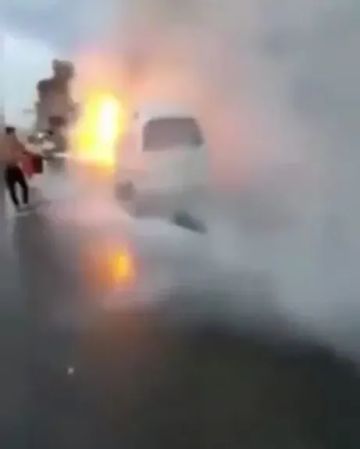 حريق يلتهم ‘‘باص’’ نقل ركاب في أحد شوارع صنعاء حريق يلتهم ‘‘باص’’ نقل ركاب في أحد شوارع صنعاء