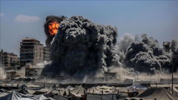 طيران العدو الإسرائيلي يدمر برج مكة السكني في مدينة غزة