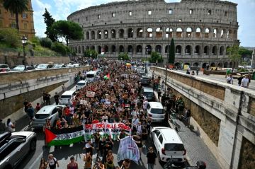 أعلام فلسطين ترفرف في قلب إيطاليا.. وآلاف يهتفون للحرية ويغلقون الموانئ أعلام فلسطين ترفرف في قلب إيطاليا.. وآلاف يهتفون للحرية ويغلقون الموانئ