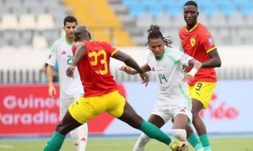 بعد تعادله أمام غينيا.. منتخب الجزائر يؤجل تأهله للمونديال بعد تعادله أمام غينيا.. منتخب الجزائر يؤجل تأهله للمونديال