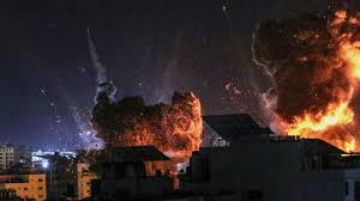 غارات إسرائيلية عنيفة تستهدف مخيم الشاطئ غربي غزة غارات إسرائيلية عنيفة تستهدف مخيم الشاطئ غربي غزة