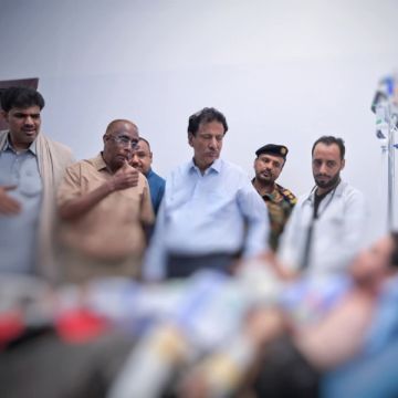 محافظ المهرة يطمئن على صحة المصابين في حادث نشطون ويوجه بملاحقة الجاني