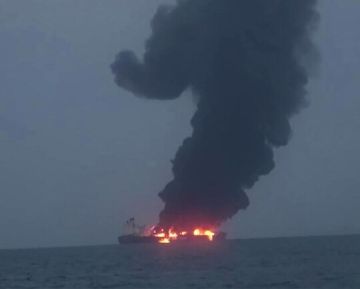 أسبيدس: جنوح سفينة واشتعال حريق بها بعد هجوم في خليج عدن أسبيدس: جنوح سفينة واشتعال حريق بها بعد هجوم في خليج عدن