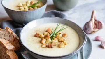 طريقة عمل شوربة الثوم الكريمية بخطوات سهلة طريقة عمل شوربة الثوم الكريمية بخطوات سهلة