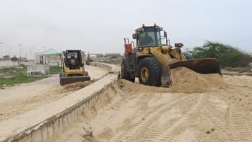 استمرار أعمال إزالة وتسوية الكثبان الرملية في كورنيش الغيضة بالمهرة