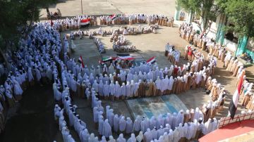 إذاعة مدرسية بمجمع 30 نوفمبر في تعز بالعيد الـ 11 لثورة 21 سبتمبر ووقفة دعما لغزة