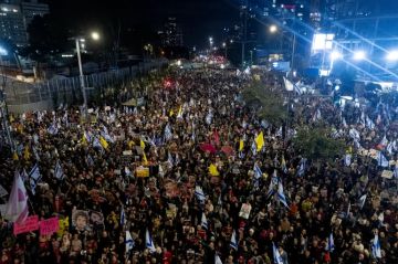 آلاف المتظاهرين في الأراضي المحتلة يطالبون بتبادل الأسرى ووقف الحرب على غزة آلاف المتظاهرين في الأراضي المحتلة يطالبون بتبادل الأسرى ووقف الحرب على غزة