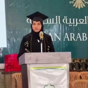 ‘‘لطيفة الدروبي’’ زوجة الرئيس السوري ‘‘أحمد الشرع’’ تخطف الأنظار خلال حفل تخرجها من الجامعة (فيديو) ‘‘لطيفة الدروبي’’ زوجة الرئيس السوري ‘‘أحمد الشرع’’ تخطف الأنظار خلال حفل تخرجها من الجامعة (فيديو)