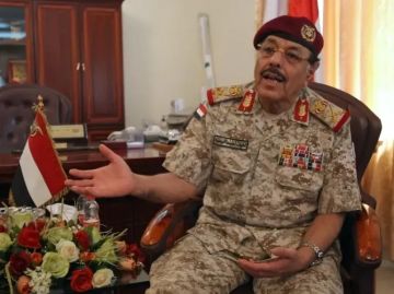 لأول مرة.. علي محسن الأحمر ينشر صورًا له أثناء خروجه من صنعاء بعد سقوطها بيد الحوثيين.. شاهد ماذا كان يرتدي