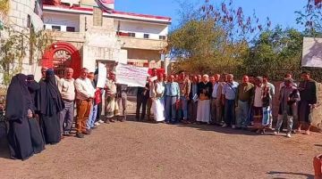 تعز: موظفو الصناعة ينفذون وقفة احتجاجية ضد اعتداءات مسلحة واستحداثات غير قانونية تعز: موظفو الصناعة ينفذون وقفة احتجاجية ضد اعتداءات مسلحة واستحداثات غير قانونية