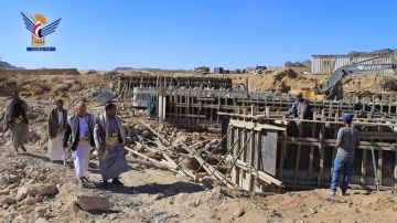 محافظ صعدة يطلع على أعمال سفلتة المرحلة الثانية من مشروع صعدة دماج آل سالم