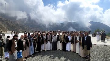 قيادة ومنتسبو مؤسسة مطابع الكتاب المدرسي تزور ضريح الشهيد القائد في صعدة