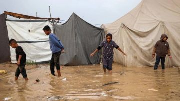 أونروا: الفيضانات في غزة تعرض العائلات لدرجات حرارة منخفضة ومياه ملوثة أونروا: الفيضانات في غزة تعرض العائلات لدرجات حرارة منخفضة ومياه ملوثة