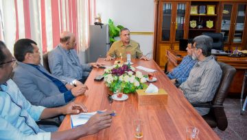 رئيس جامعة عدن يناقش مع عمداء كليتي الطب والأسنان أوضاع الكليتين وسير العملية التعليمية رئيس جامعة عدن يناقش مع عمداء كليتي الطب والأسنان أوضاع الكليتين وسير العملية التعليمية