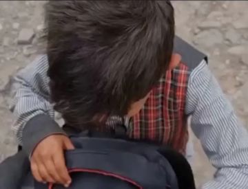 شاهد فيديو.. طفل يمني يصدم والده بعد عودته من المدرسة.. ماذا فعل؟