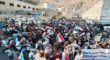 مسيرة جماهيرية حاشدة في المكلا تجدد التفويض للرئيس القائد عيدروس الزبيدي وترفض ما يسمى بيان حل المجلس الانتقالي