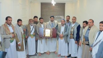 رئيس هيئة رعاية أسر الشهداء يكرم أسرة الشهيد الرئيس صالح الصماد