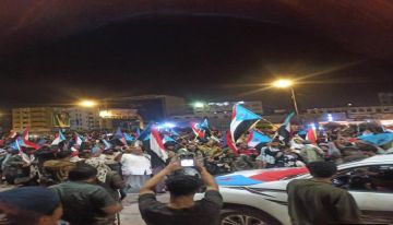 مع وصول وفد شبوة .. احتشاد جماهيري في ساحة العروض بعدن قبيل مليونية الثبات (صور)