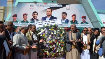 قيادة وموظفو وزارة النفط يزورون أضرحة الشهداء الصماد والرهوي والغماري قيادة وموظفو وزارة النفط يزورون أضرحة الشهداء الصماد والرهوي والغماري