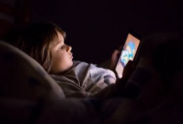 الإفراط في الشاشات يهدد مفردات الأطفال الصغار.. احذر الإفراط في الشاشات يهدد مفردات الأطفال الصغار.. احذر