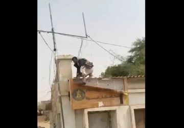 شاهد- لحظة إزالة لوحة لـ الانتقالي من مبنى حكومي في عسيلان بمحافظة شبوة - فيديو شاهد- لحظة إزالة لوحة لـ الانتقالي من مبنى حكومي في عسيلان بمحافظة شبوة - فيديو