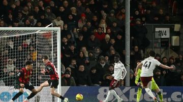 أرسنال يفوز على بورنموث ويعزز صدارته للدوري الإنجليزي