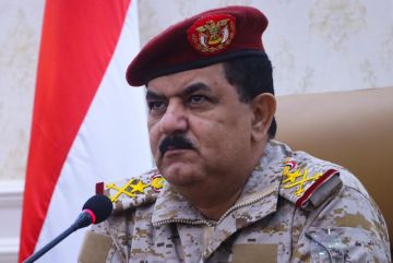 العليمي يقيل وزير الدفاع الداعري ويحيله للتقاعد ضمن حملة تستهدف الموالين للانتقالي العليمي يقيل وزير الدفاع الداعري ويحيله للتقاعد ضمن حملة تستهدف الموالين للانتقالي