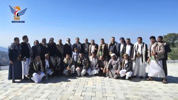 قيادة ومنتسبو صندوق دعم المعلم تزور ضريح الشهيد القائد وجرف سلمان في مران بصعدة قيادة ومنتسبو صندوق دعم المعلم تزور ضريح الشهيد القائد وجرف سلمان في مران بصعدة