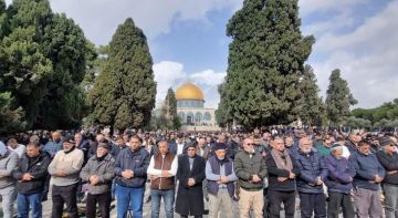 60 ألف فلسطيني يؤدون صلاة الجمعة في الأقصى رغم اقتحام قوات العدو الإسرائيلي