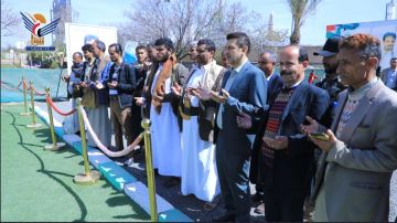 قيادة وموظفو وزارة التربية يزورون أضرحة الشهداء الصماد والرهوي والغماري قيادة وموظفو وزارة التربية يزورون أضرحة الشهداء الصماد والرهوي والغماري