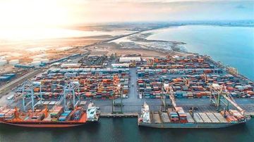 سعودي يوجه رسالة مشفرة إلى الامارات: ماذا لو قررت المملكة تشغيل ميناء عدن بكامل طاقته؟