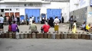 من يسرق أنفاس عدن؟ أسطوانة الغاز تباع بـ14 ألفا ونصفها هواء!