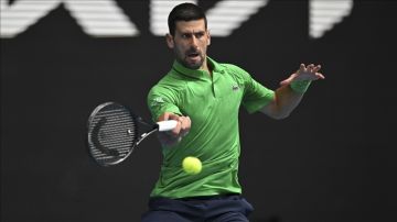 ديوكوفيتش يهزم سينر ويضرب موعدا مع ألكاراز في نهائي أستراليا المفتوحة للتنس