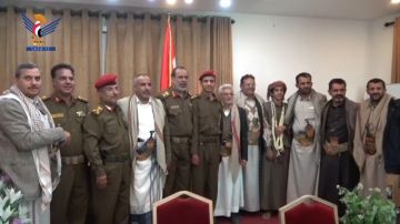 محافظ مأرب يكرم طالبان من أوائل الجمهورية بالمحافظة محافظ مأرب يكرم طالبان من أوائل الجمهورية بالمحافظة