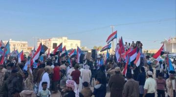 بدء توافد الحشود إلى ساحة الغيضة للمشاركة بمليونية الثبات بدء توافد الحشود إلى ساحة الغيضة للمشاركة بمليونية الثبات