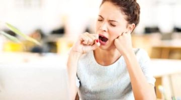 دراسة: قلة النوم تستنزف صحة الدماغ وتقصر العمر