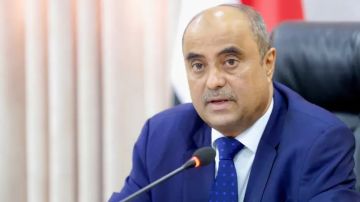 رئيس الوزراء بن بريك يعلن فرض هيبة الدولة شعار للمرحلة ويتوعد من يفرج جبايات غير قانونية