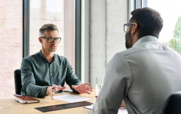 علم النفس يكشف سر الفرق في حديث النساء والرجال