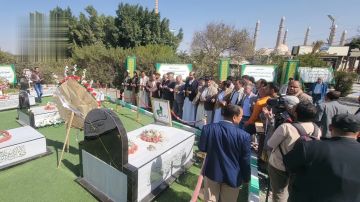 قيادات الأمانة العامة لرئاسة الجمهورية تزور أضرحة الشهداء الصماد والرهوي والغماري